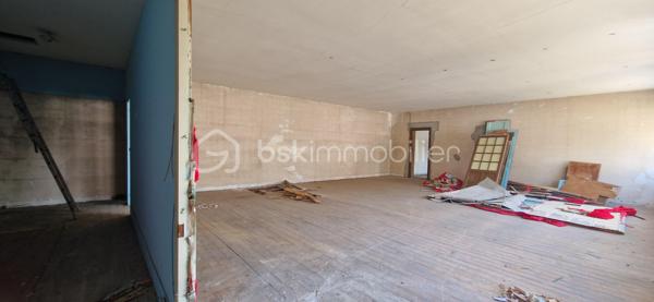 Idéalement situé à Dax, dans un secteur recherché, ancien local commercial à transformer en habitation (sous réserve d’autorisations), offrant de nombreuses possibilités.

2 plateaux de 106 m² chacun + garage de 25 m², sur un terrain d’environ 250 m².

Idéal pour création de logements, investissement locatif, ou projet de résidence principale avec beaux volumes.

Travaux à prévoir – parfait pour un projet sur mesure.

Rare sur le secteur – à visiter sans tarder !
