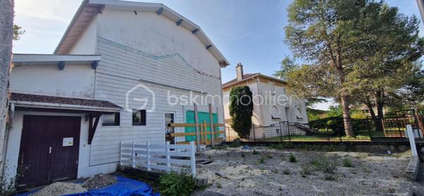 Idéalement situé à Dax, dans un secteur recherché, ancien local commercial à transformer en habitation (sous réserve d’autorisations), offrant de nombreuses possibilités.

2 plateaux de 106 m² chacun + garage de 25 m², sur un terrain d’environ 250 m².

Idéal pour création de logements, investissement locatif, ou projet de résidence principale avec beaux volumes.

Travaux à prévoir – parfait pour un projet sur mesure.

Rare sur le secteur – à visiter sans tarder !