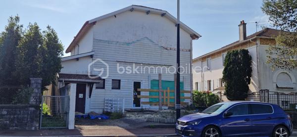 Idéalement situé à Dax, dans un secteur recherché, ancien local commercial à transformer en habitation (sous réserve d’autorisations), offrant de nombreuses possibilités.

2 plateaux de 106 m² chacun + garage de 25 m², sur un terrain d’environ 250 m².

Idéal pour création de logements, investissement locatif, ou projet de résidence principale avec beaux volumes.

Travaux à prévoir – parfait pour un projet sur mesure.

Rare sur le secteur – à visiter sans tarder !