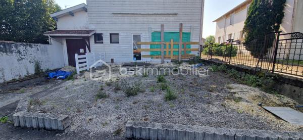 Idéalement situé à Dax, dans un secteur recherché, ancien local commercial à transformer en habitation (sous réserve d’autorisations), offrant de nombreuses possibilités.

2 plateaux de 106 m² chacun + garage de 25 m², sur un terrain d’environ 250 m².

Idéal pour création de logements, investissement locatif, ou projet de résidence principale avec beaux volumes.

Travaux à prévoir – parfait pour un projet sur mesure.

Rare sur le secteur – à visiter sans tarder !