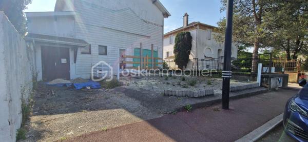 Idéalement situé à Dax, dans un secteur recherché, ancien local commercial à transformer en habitation (sous réserve d’autorisations), offrant de nombreuses possibilités.

2 plateaux de 106 m² chacun + garage de 25 m², sur un terrain d’environ 250 m².

Idéal pour création de logements, investissement locatif, ou projet de résidence principale avec beaux volumes.

Travaux à prévoir – parfait pour un projet sur mesure.

Rare sur le secteur – à visiter sans tarder !