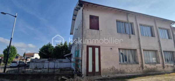 Idéalement situé à Dax, dans un secteur recherché, ancien local commercial à transformer en habitation (sous réserve d’autorisations), offrant de nombreuses possibilités.

2 plateaux de 106 m² chacun + garage de 25 m², sur un terrain d’environ 250 m².

Idéal pour création de logements, investissement locatif, ou projet de résidence principale avec beaux volumes.

Travaux à prévoir – parfait pour un projet sur mesure.

Rare sur le secteur – à visiter sans tarder !