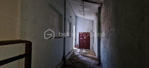 Idéalement situé à Dax, dans un secteur recherché, ancien local commercial à transformer en habitation (sous réserve d’autorisations), offrant de nombreuses possibilités.

2 plateaux de 106 m² chacun + garage de 25 m², sur un terrain d’environ 250 m².

Idéal pour création de logements, investissement locatif, ou projet de résidence principale avec beaux volumes.

Travaux à prévoir – parfait pour un projet sur mesure.

Rare sur le secteur – à visiter sans tarder !