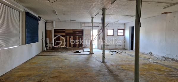 Idéalement situé à Dax, dans un secteur recherché, ancien local commercial à transformer en habitation (sous réserve d’autorisations), offrant de nombreuses possibilités.

2 plateaux de 106 m² chacun + garage de 25 m², sur un terrain d’environ 250 m².

Idéal pour création de logements, investissement locatif, ou projet de résidence principale avec beaux volumes.

Travaux à prévoir – parfait pour un projet sur mesure.

Rare sur le secteur – à visiter sans tarder !