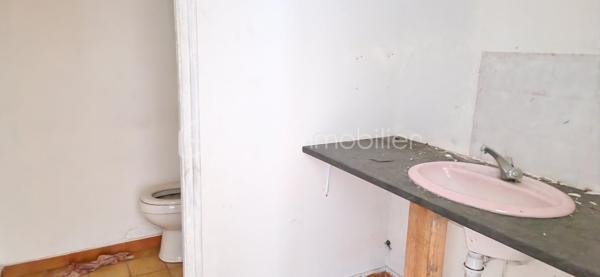 Idéalement situé à Dax, dans un secteur recherché, ancien local commercial à transformer en habitation (sous réserve d’autorisations), offrant de nombreuses possibilités.

2 plateaux de 106 m² chacun + garage de 25 m², sur un terrain d’environ 250 m².

Idéal pour création de logements, investissement locatif, ou projet de résidence principale avec beaux volumes.

Travaux à prévoir – parfait pour un projet sur mesure.

Rare sur le secteur – à visiter sans tarder !