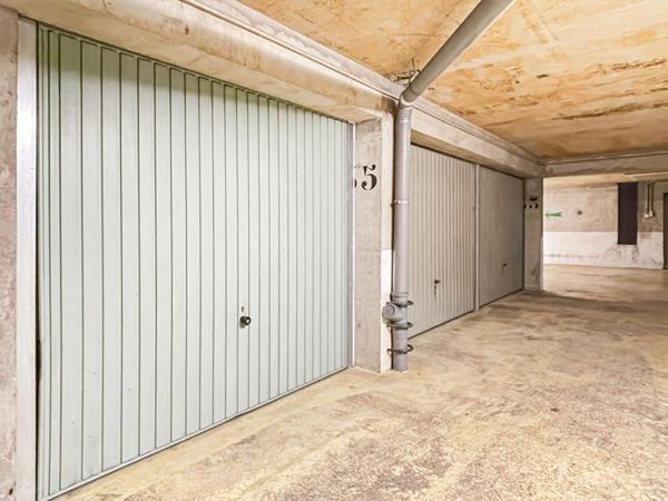 Garage fermé en sous-sol sécurisé à visiter avec Dylan Jaya !