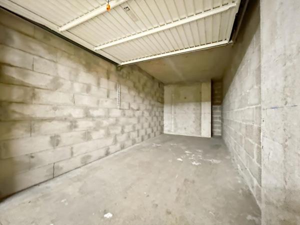 Garage fermé en sous-sol sécurisé à visiter avec Dylan Jaya !