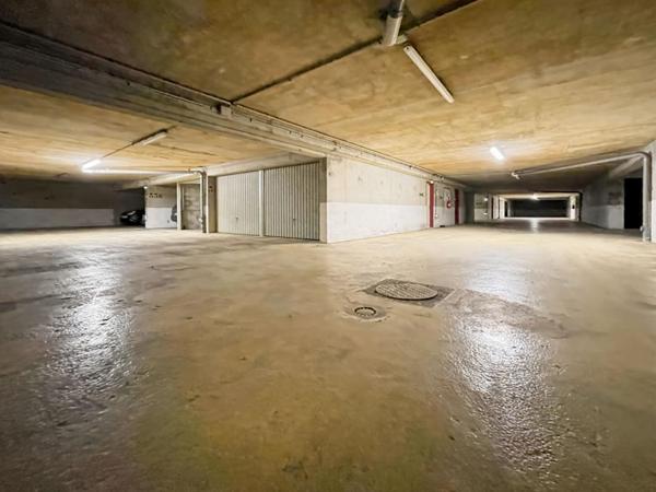 Garage fermé en sous-sol sécurisé à visiter avec Dylan Jaya !