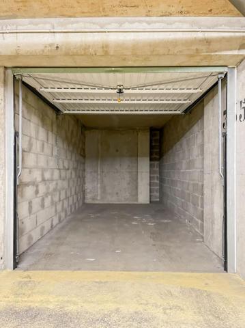 Garage fermé en sous-sol sécurisé à visiter avec Dylan Jaya !