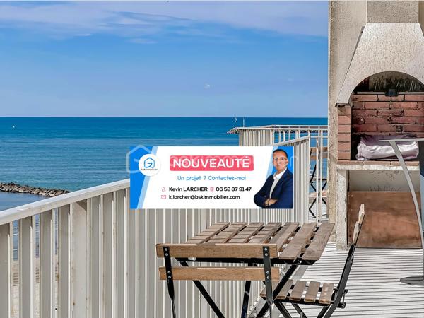 Découvrez ce magnifique appartement T3 de 67 m², idéalement situé au 4ᵉ et dernier étage d’une résidence, offrant une superbe vue dégagée sur la mer et les étangs. Grâce à son exposition sud-est, profitez d’une luminosité exceptionnelle tout au long de la journée.

L’appartement se compose d’une entrée desservant une agréable pièce de vie baignée de lumière avec sa cuisine entièrement aménagée et équipée, ouverte sur une terrasse avec une splendide vue mer et son barbecue intégré. Une première chambre bénéficie également de sa propre terrasse avec vue mer Une deuxième chambre complète l’espace nuit. Deux salles d'eau dont une avec WC. Un WC indépendant.

Côté prestations, le bien a été en partie rénové avec des menuiseries récemment changées, des volets roulants électriques solaires ainsi qu’une climatisation réversible.

Un bien rare sur le secteur, idéal en résidence principale, secondaire ou investissement, alliant confort, luminosité et panorama exceptionnel.