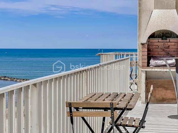 Découvrez ce magnifique appartement T3 de 67 m², idéalement situé au 4ᵉ et dernier étage d’une résidence, offrant une superbe vue dégagée sur la mer et les étangs. Grâce à son exposition sud-est, profitez d’une luminosité exceptionnelle tout au long de la journée.

L’appartement se compose d’une entrée desservant une agréable pièce de vie baignée de lumière avec sa cuisine entièrement aménagée et équipée, ouverte sur une terrasse avec une splendide vue mer et son barbecue intégré. Une première chambre bénéficie également de sa propre terrasse avec vue mer Une deuxième chambre complète l’espace nuit. Deux salles d'eau dont une avec WC. Un WC indépendant.

Côté prestations, le bien a été en partie rénové avec des menuiseries récemment changées, des volets roulants électriques solaires ainsi qu’une climatisation réversible.

Un bien rare sur le secteur, idéal en résidence principale, secondaire ou investissement, alliant confort, luminosité et panorama exceptionnel.