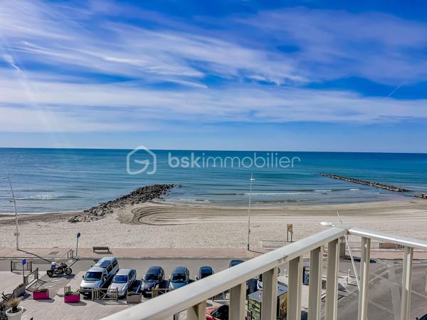 Découvrez ce magnifique appartement T3 de 67 m², idéalement situé au 4ᵉ et dernier étage d’une résidence, offrant une superbe vue dégagée sur la mer et les étangs. Grâce à son exposition sud-est, profitez d’une luminosité exceptionnelle tout au long de la journée.

L’appartement se compose d’une entrée desservant une agréable pièce de vie baignée de lumière avec sa cuisine entièrement aménagée et équipée, ouverte sur une terrasse avec une splendide vue mer et son barbecue intégré. Une première chambre bénéficie également de sa propre terrasse avec vue mer Une deuxième chambre complète l’espace nuit. Deux salles d'eau dont une avec WC. Un WC indépendant.

Côté prestations, le bien a été en partie rénové avec des menuiseries récemment changées, des volets roulants électriques solaires ainsi qu’une climatisation réversible.

Un bien rare sur le secteur, idéal en résidence principale, secondaire ou investissement, alliant confort, luminosité et panorama exceptionnel.