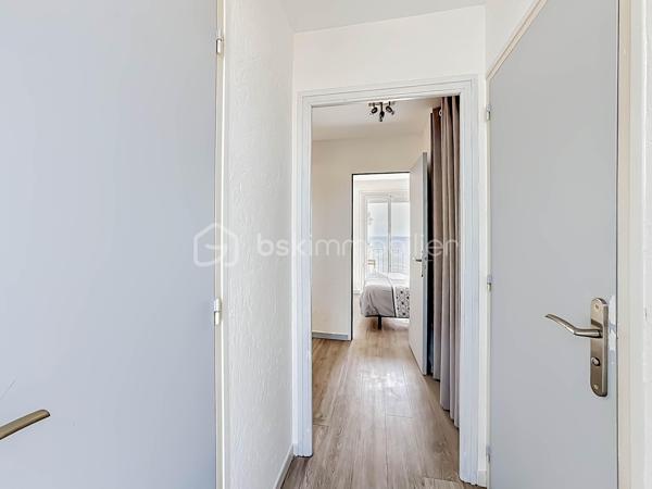 Découvrez ce magnifique appartement T3 de 67 m², idéalement situé au 4ᵉ et dernier étage d’une résidence, offrant une superbe vue dégagée sur la mer et les étangs. Grâce à son exposition sud-est, profitez d’une luminosité exceptionnelle tout au long de la journée.

L’appartement se compose d’une entrée desservant une agréable pièce de vie baignée de lumière avec sa cuisine entièrement aménagée et équipée, ouverte sur une terrasse avec une splendide vue mer et son barbecue intégré. Une première chambre bénéficie également de sa propre terrasse avec vue mer Une deuxième chambre complète l’espace nuit. Deux salles d'eau dont une avec WC. Un WC indépendant.

Côté prestations, le bien a été en partie rénové avec des menuiseries récemment changées, des volets roulants électriques solaires ainsi qu’une climatisation réversible.

Un bien rare sur le secteur, idéal en résidence principale, secondaire ou investissement, alliant confort, luminosité et panorama exceptionnel.