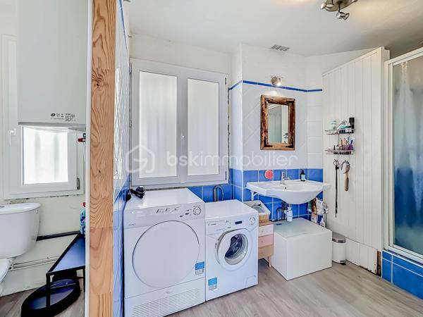 Découvrez ce magnifique appartement T3 de 67 m², idéalement situé au 4ᵉ et dernier étage d’une résidence, offrant une superbe vue dégagée sur la mer et les étangs. Grâce à son exposition sud-est, profitez d’une luminosité exceptionnelle tout au long de la journée.

L’appartement se compose d’une entrée desservant une agréable pièce de vie baignée de lumière avec sa cuisine entièrement aménagée et équipée, ouverte sur une terrasse avec une splendide vue mer et son barbecue intégré. Une première chambre bénéficie également de sa propre terrasse avec vue mer Une deuxième chambre complète l’espace nuit. Deux salles d'eau dont une avec WC. Un WC indépendant.

Côté prestations, le bien a été en partie rénové avec des menuiseries récemment changées, des volets roulants électriques solaires ainsi qu’une climatisation réversible.

Un bien rare sur le secteur, idéal en résidence principale, secondaire ou investissement, alliant confort, luminosité et panorama exceptionnel.