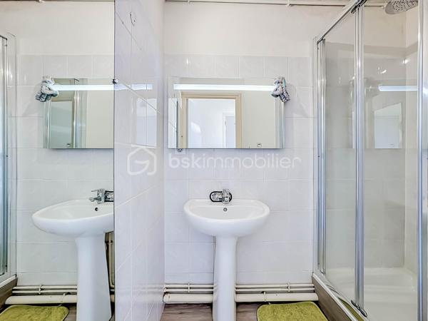 Découvrez ce magnifique appartement T3 de 67 m², idéalement situé au 4ᵉ et dernier étage d’une résidence, offrant une superbe vue dégagée sur la mer et les étangs. Grâce à son exposition sud-est, profitez d’une luminosité exceptionnelle tout au long de la journée.

L’appartement se compose d’une entrée desservant une agréable pièce de vie baignée de lumière avec sa cuisine entièrement aménagée et équipée, ouverte sur une terrasse avec une splendide vue mer et son barbecue intégré. Une première chambre bénéficie également de sa propre terrasse avec vue mer Une deuxième chambre complète l’espace nuit. Deux salles d'eau dont une avec WC. Un WC indépendant.

Côté prestations, le bien a été en partie rénové avec des menuiseries récemment changées, des volets roulants électriques solaires ainsi qu’une climatisation réversible.

Un bien rare sur le secteur, idéal en résidence principale, secondaire ou investissement, alliant confort, luminosité et panorama exceptionnel.