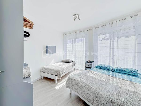 Découvrez ce magnifique appartement T3 de 67 m², idéalement situé au 4ᵉ et dernier étage d’une résidence, offrant une superbe vue dégagée sur la mer et les étangs. Grâce à son exposition sud-est, profitez d’une luminosité exceptionnelle tout au long de la journée.

L’appartement se compose d’une entrée desservant une agréable pièce de vie baignée de lumière avec sa cuisine entièrement aménagée et équipée, ouverte sur une terrasse avec une splendide vue mer et son barbecue intégré. Une première chambre bénéficie également de sa propre terrasse avec vue mer Une deuxième chambre complète l’espace nuit. Deux salles d'eau dont une avec WC. Un WC indépendant.

Côté prestations, le bien a été en partie rénové avec des menuiseries récemment changées, des volets roulants électriques solaires ainsi qu’une climatisation réversible.

Un bien rare sur le secteur, idéal en résidence principale, secondaire ou investissement, alliant confort, luminosité et panorama exceptionnel.