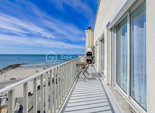 Découvrez ce magnifique appartement T3 de 67 m², idéalement situé au 4ᵉ et dernier étage d’une résidence, offrant une superbe vue dégagée sur la mer et les étangs. Grâce à son exposition sud-est, profitez d’une luminosité exceptionnelle tout au long de la journée.

L’appartement se compose d’une entrée desservant une agréable pièce de vie baignée de lumière avec sa cuisine entièrement aménagée et équipée, ouverte sur une terrasse avec une splendide vue mer et son barbecue intégré. Une première chambre bénéficie également de sa propre terrasse avec vue mer Une deuxième chambre complète l’espace nuit. Deux salles d'eau dont une avec WC. Un WC indépendant.

Côté prestations, le bien a été en partie rénové avec des menuiseries récemment changées, des volets roulants électriques solaires ainsi qu’une climatisation réversible.

Un bien rare sur le secteur, idéal en résidence principale, secondaire ou investissement, alliant confort, luminosité et panorama exceptionnel.