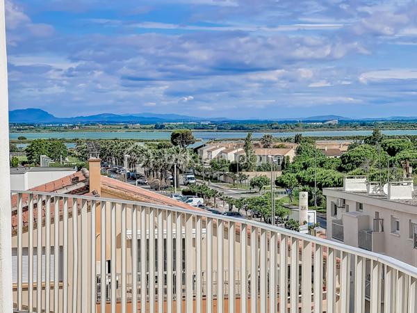 Découvrez ce magnifique appartement T3 de 67 m², idéalement situé au 4ᵉ et dernier étage d’une résidence, offrant une superbe vue dégagée sur la mer et les étangs. Grâce à son exposition sud-est, profitez d’une luminosité exceptionnelle tout au long de la journée.

L’appartement se compose d’une entrée desservant une agréable pièce de vie baignée de lumière avec sa cuisine entièrement aménagée et équipée, ouverte sur une terrasse avec une splendide vue mer et son barbecue intégré. Une première chambre bénéficie également de sa propre terrasse avec vue mer Une deuxième chambre complète l’espace nuit. Deux salles d'eau dont une avec WC. Un WC indépendant.

Côté prestations, le bien a été en partie rénové avec des menuiseries récemment changées, des volets roulants électriques solaires ainsi qu’une climatisation réversible.

Un bien rare sur le secteur, idéal en résidence principale, secondaire ou investissement, alliant confort, luminosité et panorama exceptionnel.