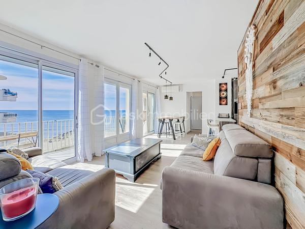 Découvrez ce magnifique appartement T3 de 67 m², idéalement situé au 4ᵉ et dernier étage d’une résidence, offrant une superbe vue dégagée sur la mer et les étangs. Grâce à son exposition sud-est, profitez d’une luminosité exceptionnelle tout au long de la journée.

L’appartement se compose d’une entrée desservant une agréable pièce de vie baignée de lumière avec sa cuisine entièrement aménagée et équipée, ouverte sur une terrasse avec une splendide vue mer et son barbecue intégré. Une première chambre bénéficie également de sa propre terrasse avec vue mer Une deuxième chambre complète l’espace nuit. Deux salles d'eau dont une avec WC. Un WC indépendant.

Côté prestations, le bien a été en partie rénové avec des menuiseries récemment changées, des volets roulants électriques solaires ainsi qu’une climatisation réversible.

Un bien rare sur le secteur, idéal en résidence principale, secondaire ou investissement, alliant confort, luminosité et panorama exceptionnel.