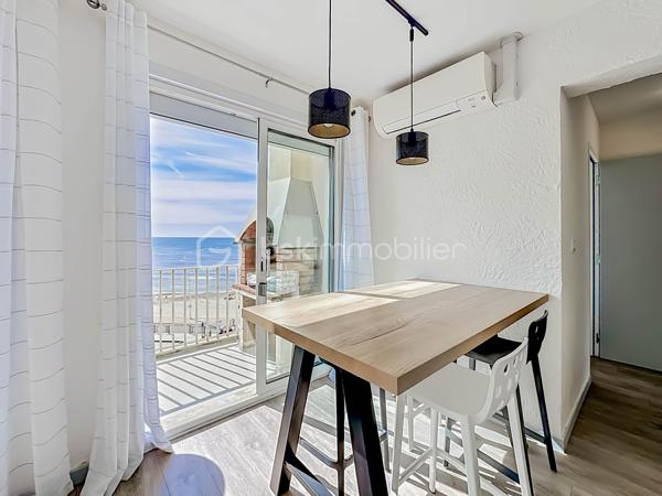 Découvrez ce magnifique appartement T3 de 67 m², idéalement situé au 4ᵉ et dernier étage d’une résidence, offrant une superbe vue dégagée sur la mer et les étangs. Grâce à son exposition sud-est, profitez d’une luminosité exceptionnelle tout au long de la journée.

L’appartement se compose d’une entrée desservant une agréable pièce de vie baignée de lumière avec sa cuisine entièrement aménagée et équipée, ouverte sur une terrasse avec une splendide vue mer et son barbecue intégré. Une première chambre bénéficie également de sa propre terrasse avec vue mer Une deuxième chambre complète l’espace nuit. Deux salles d'eau dont une avec WC. Un WC indépendant.

Côté prestations, le bien a été en partie rénové avec des menuiseries récemment changées, des volets roulants électriques solaires ainsi qu’une climatisation réversible.

Un bien rare sur le secteur, idéal en résidence principale, secondaire ou investissement, alliant confort, luminosité et panorama exceptionnel.