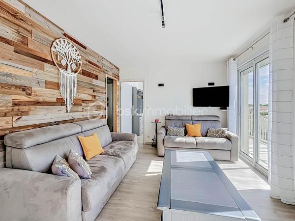 Découvrez ce magnifique appartement T3 de 67 m², idéalement situé au 4ᵉ et dernier étage d’une résidence, offrant une superbe vue dégagée sur la mer et les étangs. Grâce à son exposition sud-est, profitez d’une luminosité exceptionnelle tout au long de la journée.

L’appartement se compose d’une entrée desservant une agréable pièce de vie baignée de lumière avec sa cuisine entièrement aménagée et équipée, ouverte sur une terrasse avec une splendide vue mer et son barbecue intégré. Une première chambre bénéficie également de sa propre terrasse avec vue mer Une deuxième chambre complète l’espace nuit. Deux salles d'eau dont une avec WC. Un WC indépendant.

Côté prestations, le bien a été en partie rénové avec des menuiseries récemment changées, des volets roulants électriques solaires ainsi qu’une climatisation réversible.

Un bien rare sur le secteur, idéal en résidence principale, secondaire ou investissement, alliant confort, luminosité et panorama exceptionnel.