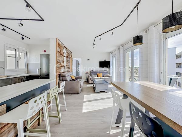 Découvrez ce magnifique appartement T3 de 67 m², idéalement situé au 4ᵉ et dernier étage d’une résidence, offrant une superbe vue dégagée sur la mer et les étangs. Grâce à son exposition sud-est, profitez d’une luminosité exceptionnelle tout au long de la journée.

L’appartement se compose d’une entrée desservant une agréable pièce de vie baignée de lumière avec sa cuisine entièrement aménagée et équipée, ouverte sur une terrasse avec une splendide vue mer et son barbecue intégré. Une première chambre bénéficie également de sa propre terrasse avec vue mer Une deuxième chambre complète l’espace nuit. Deux salles d'eau dont une avec WC. Un WC indépendant.

Côté prestations, le bien a été en partie rénové avec des menuiseries récemment changées, des volets roulants électriques solaires ainsi qu’une climatisation réversible.

Un bien rare sur le secteur, idéal en résidence principale, secondaire ou investissement, alliant confort, luminosité et panorama exceptionnel.