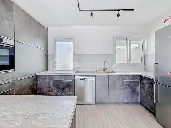 Découvrez ce magnifique appartement T3 de 67 m², idéalement situé au 4ᵉ et dernier étage d’une résidence, offrant une superbe vue dégagée sur la mer et les étangs. Grâce à son exposition sud-est, profitez d’une luminosité exceptionnelle tout au long de la journée.

L’appartement se compose d’une entrée desservant une agréable pièce de vie baignée de lumière avec sa cuisine entièrement aménagée et équipée, ouverte sur une terrasse avec une splendide vue mer et son barbecue intégré. Une première chambre bénéficie également de sa propre terrasse avec vue mer Une deuxième chambre complète l’espace nuit. Deux salles d'eau dont une avec WC. Un WC indépendant.

Côté prestations, le bien a été en partie rénové avec des menuiseries récemment changées, des volets roulants électriques solaires ainsi qu’une climatisation réversible.

Un bien rare sur le secteur, idéal en résidence principale, secondaire ou investissement, alliant confort, luminosité et panorama exceptionnel.
