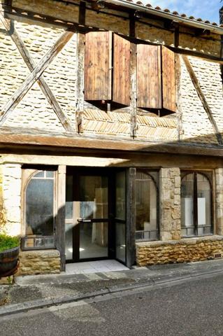 Rénovée, maison avec piscine sans vis a vis en plein village