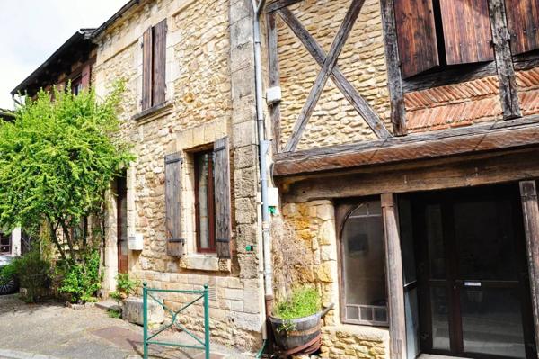 Rénovée, maison avec piscine sans vis a vis en plein village