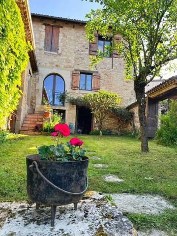 Rénovée, maison avec piscine sans vis a vis en plein village
