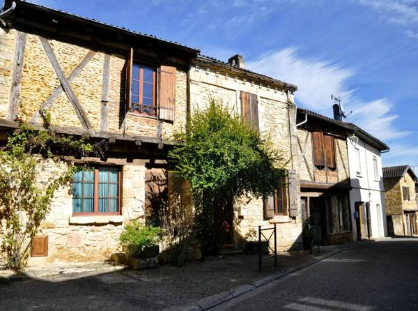 Rénovée, maison avec piscine sans vis a vis en plein village