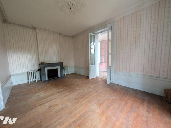 Maison de Maître à rénover d'env. 300m² - Terrain clos de 9538m² 