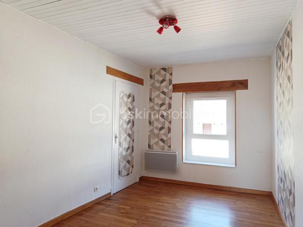 Bel appartement sur 2 niveaux,  au 1er étage d'une bâtisse comprenant 4 logements.
De beaux espaces de vies pour ce Bien :
Entrée individuelle, vaste salon/séjour, 4 belles chambres dont 2 à l'étage, cuisine séparée, salle de bain et toilette séparée.
Une belle terrasse complète ce bien ainsi que de vastes combles .
Possibilité d'acheter en sus un garage ou une place de parking attitrée