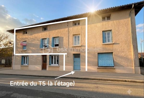 Bel appartement sur 2 niveaux,  au 1er étage d'une bâtisse comprenant 4 logements.
De beaux espaces de vies pour ce Bien :
Entrée individuelle, vaste salon/séjour, 4 belles chambres dont 2 à l'étage, cuisine séparée, salle de bain et toilette séparée.
Une belle terrasse complète ce bien ainsi que de vastes combles .
Possibilité d'acheter en sus un garage ou une place de parking attitrée
