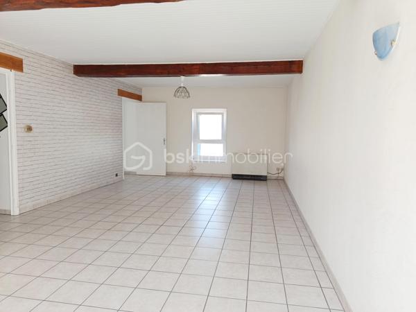 Bel appartement sur 2 niveaux,  au 1er étage d'une bâtisse comprenant 4 logements.
De beaux espaces de vies pour ce Bien :
Entrée individuelle, vaste salon/séjour, 4 belles chambres dont 2 à l'étage, cuisine séparée, salle de bain et toilette séparée.
Une belle terrasse complète ce bien ainsi que de vastes combles .
Possibilité d'acheter en sus un garage ou une place de parking attitrée