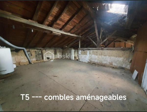 Bel appartement sur 2 niveaux,  au 1er étage d'une bâtisse comprenant 4 logements.
De beaux espaces de vies pour ce Bien :
Entrée individuelle, vaste salon/séjour, 4 belles chambres dont 2 à l'étage, cuisine séparée, salle de bain et toilette séparée.
Une belle terrasse complète ce bien ainsi que de vastes combles .
Possibilité d'acheter en sus un garage ou une place de parking attitrée