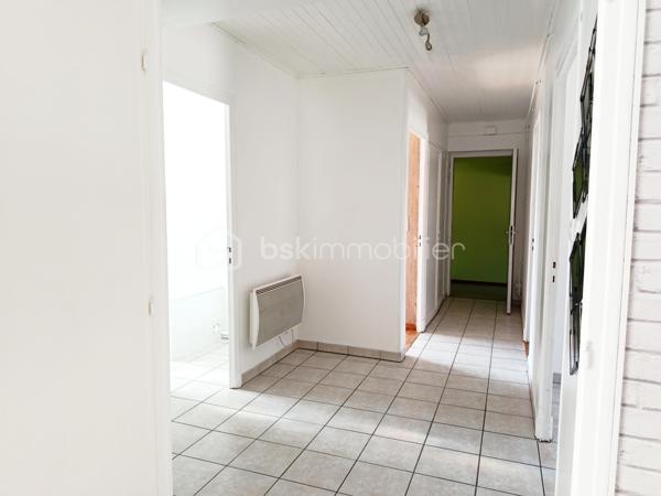 Bel appartement sur 2 niveaux,  au 1er étage d'une bâtisse comprenant 4 logements.
De beaux espaces de vies pour ce Bien :
Entrée individuelle, vaste salon/séjour, 4 belles chambres dont 2 à l'étage, cuisine séparée, salle de bain et toilette séparée.
Une belle terrasse complète ce bien ainsi que de vastes combles .
Possibilité d'acheter en sus un garage ou une place de parking attitrée
