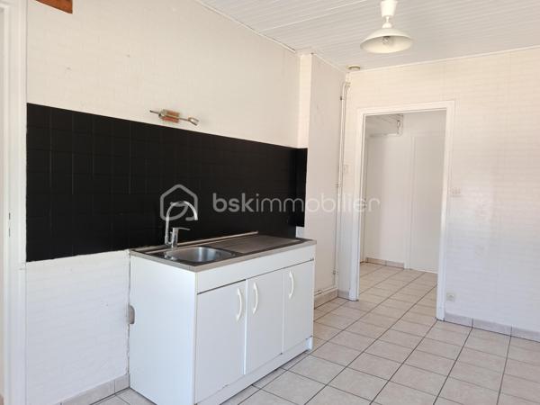 Bel appartement sur 2 niveaux,  au 1er étage d'une bâtisse comprenant 4 logements.
De beaux espaces de vies pour ce Bien :
Entrée individuelle, vaste salon/séjour, 4 belles chambres dont 2 à l'étage, cuisine séparée, salle de bain et toilette séparée.
Une belle terrasse complète ce bien ainsi que de vastes combles .
Possibilité d'acheter en sus un garage ou une place de parking attitrée