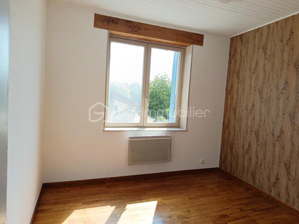Bel appartement sur 2 niveaux,  au 1er étage d'une bâtisse comprenant 4 logements.
De beaux espaces de vies pour ce Bien :
Entrée individuelle, vaste salon/séjour, 4 belles chambres dont 2 à l'étage, cuisine séparée, salle de bain et toilette séparée.
Une belle terrasse complète ce bien ainsi que de vastes combles .
Possibilité d'acheter en sus un garage ou une place de parking attitrée