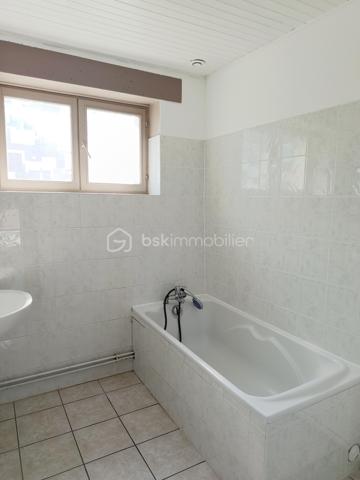Bel appartement sur 2 niveaux,  au 1er étage d'une bâtisse comprenant 4 logements.
De beaux espaces de vies pour ce Bien :
Entrée individuelle, vaste salon/séjour, 4 belles chambres dont 2 à l'étage, cuisine séparée, salle de bain et toilette séparée.
Une belle terrasse complète ce bien ainsi que de vastes combles .
Possibilité d'acheter en sus un garage ou une place de parking attitrée