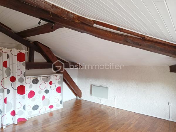 Bel appartement sur 2 niveaux,  au 1er étage d'une bâtisse comprenant 4 logements.
De beaux espaces de vies pour ce Bien :
Entrée individuelle, vaste salon/séjour, 4 belles chambres dont 2 à l'étage, cuisine séparée, salle de bain et toilette séparée.
Une belle terrasse complète ce bien ainsi que de vastes combles .
Possibilité d'acheter en sus un garage ou une place de parking attitrée