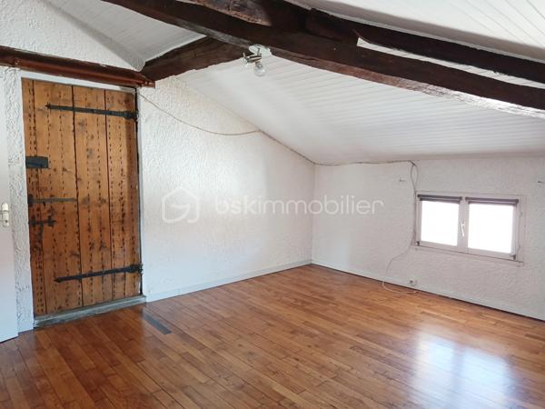 Bel appartement sur 2 niveaux,  au 1er étage d'une bâtisse comprenant 4 logements.
De beaux espaces de vies pour ce Bien :
Entrée individuelle, vaste salon/séjour, 4 belles chambres dont 2 à l'étage, cuisine séparée, salle de bain et toilette séparée.
Une belle terrasse complète ce bien ainsi que de vastes combles .
Possibilité d'acheter en sus un garage ou une place de parking attitrée