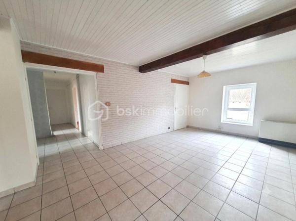 Bel appartement sur 2 niveaux,  au 1er étage d'une bâtisse comprenant 4 logements.
De beaux espaces de vies pour ce Bien :
Entrée individuelle, vaste salon/séjour, 4 belles chambres dont 2 à l'étage, cuisine séparée, salle de bain et toilette séparée.
Une belle terrasse complète ce bien ainsi que de vastes combles .
Possibilité d'acheter en sus un garage ou une place de parking attitrée