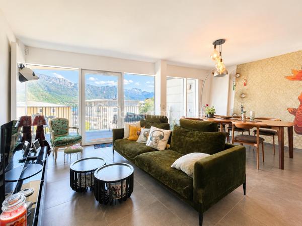 Rare à la vente – Une adresse privilégiée au cœur d’Annecy

Dans le très recherché secteur du Trésum, au sein d’une résidence récente et de prestige, découvrez ce magnifique appartement de 95 m² situé au 6ᵉ étage.

Résolument contemporain, cet appartement séduit par son élégance, sa luminosité et la qualité de ses prestations.

La pièce de vie s’ouvre sur une belle terrasse principale, offrant un panorama remarquable sur le lac et les reliefs environnants. Une seconde terrasse, coté Ouest vient compléter les espaces extérieurs.

L’espace nuit se compose de trois chambres et de deux salles de bains.

Pour parfaire ce bien rare, un double garage avec électricité est inclus au sein de la résidence.

Les atouts

• 95 m²
• 6ᵉ étage
• Résidence récente et prestigieuse
• Vue lac et montagnes
• 3 chambres
• 2 salles de bains
• Deux terrasses
• Prestations modernes et soignées
• Double garage

Un bien rare dans l’un des secteurs les plus recherchés d’Annecy, réunissant emplacement, vue, confort et prestations.

Une adresse privilégiée pour profiter pleinement du lac et de la qualité de vie annécienne.