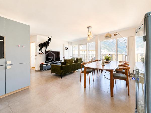 Rare à la vente – Une adresse privilégiée au cœur d’Annecy

Dans le très recherché secteur du Trésum, au sein d’une résidence récente et de prestige, découvrez ce magnifique appartement de 95 m² situé au 6ᵉ étage.

Résolument contemporain, cet appartement séduit par son élégance, sa luminosité et la qualité de ses prestations.

La pièce de vie s’ouvre sur une belle terrasse principale, offrant un panorama remarquable sur le lac et les reliefs environnants. Une seconde terrasse, coté Ouest vient compléter les espaces extérieurs.

L’espace nuit se compose de trois chambres et de deux salles de bains.

Pour parfaire ce bien rare, un double garage avec électricité est inclus au sein de la résidence.

Les atouts

• 95 m²
• 6ᵉ étage
• Résidence récente et prestigieuse
• Vue lac et montagnes
• 3 chambres
• 2 salles de bains
• Deux terrasses
• Prestations modernes et soignées
• Double garage

Un bien rare dans l’un des secteurs les plus recherchés d’Annecy, réunissant emplacement, vue, confort et prestations.

Une adresse privilégiée pour profiter pleinement du lac et de la qualité de vie annécienne.