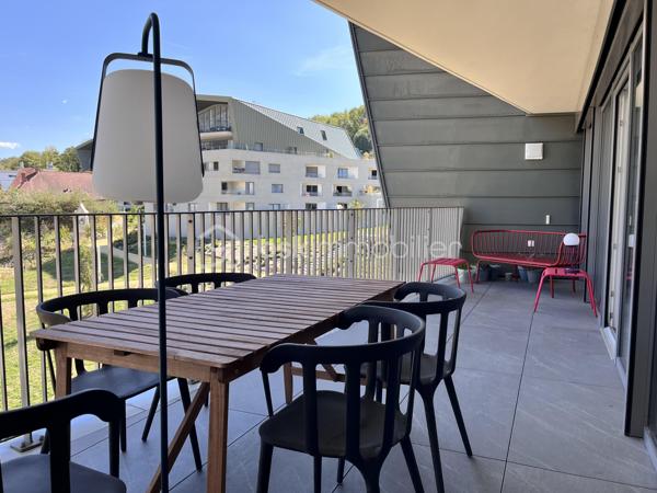 Rare à la vente – Une adresse privilégiée au cœur d’Annecy

Dans le très recherché secteur du Trésum, au sein d’une résidence récente et de prestige, découvrez ce magnifique appartement de 95 m² situé au 6ᵉ étage.

Résolument contemporain, cet appartement séduit par son élégance, sa luminosité et la qualité de ses prestations.

La pièce de vie s’ouvre sur une belle terrasse principale, offrant un panorama remarquable sur le lac et les reliefs environnants. Une seconde terrasse, coté Ouest vient compléter les espaces extérieurs.

L’espace nuit se compose de trois chambres et de deux salles de bains.

Pour parfaire ce bien rare, un double garage avec électricité est inclus au sein de la résidence.

Les atouts

• 95 m²
• 6ᵉ étage
• Résidence récente et prestigieuse
• Vue lac et montagnes
• 3 chambres
• 2 salles de bains
• Deux terrasses
• Prestations modernes et soignées
• Double garage

Un bien rare dans l’un des secteurs les plus recherchés d’Annecy, réunissant emplacement, vue, confort et prestations.

Une adresse privilégiée pour profiter pleinement du lac et de la qualité de vie annécienne.