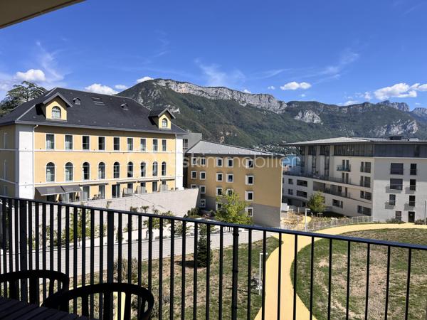 Rare à la vente – Une adresse privilégiée au cœur d’Annecy

Dans le très recherché secteur du Trésum, au sein d’une résidence récente et de prestige, découvrez ce magnifique appartement de 95 m² situé au 6ᵉ étage.

Résolument contemporain, cet appartement séduit par son élégance, sa luminosité et la qualité de ses prestations.

La pièce de vie s’ouvre sur une belle terrasse principale, offrant un panorama remarquable sur le lac et les reliefs environnants. Une seconde terrasse, coté Ouest vient compléter les espaces extérieurs.

L’espace nuit se compose de trois chambres et de deux salles de bains.

Pour parfaire ce bien rare, un double garage avec électricité est inclus au sein de la résidence.

Les atouts

• 95 m²
• 6ᵉ étage
• Résidence récente et prestigieuse
• Vue lac et montagnes
• 3 chambres
• 2 salles de bains
• Deux terrasses
• Prestations modernes et soignées
• Double garage

Un bien rare dans l’un des secteurs les plus recherchés d’Annecy, réunissant emplacement, vue, confort et prestations.

Une adresse privilégiée pour profiter pleinement du lac et de la qualité de vie annécienne.
