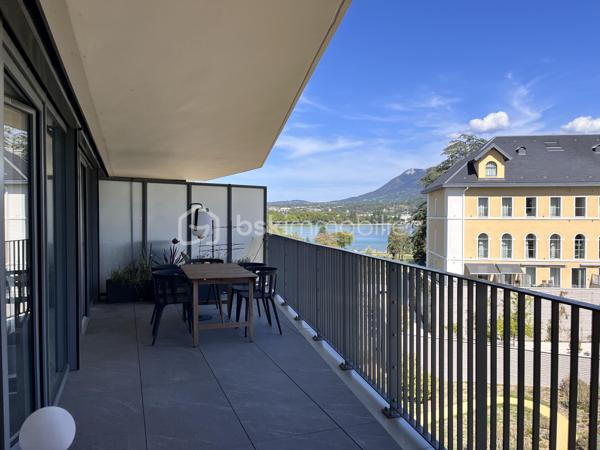Rare à la vente – Une adresse privilégiée au cœur d’Annecy

Dans le très recherché secteur du Trésum, au sein d’une résidence récente et de prestige, découvrez ce magnifique appartement de 95 m² situé au 6ᵉ étage.

Résolument contemporain, cet appartement séduit par son élégance, sa luminosité et la qualité de ses prestations.

La pièce de vie s’ouvre sur une belle terrasse principale, offrant un panorama remarquable sur le lac et les reliefs environnants. Une seconde terrasse, coté Ouest vient compléter les espaces extérieurs.

L’espace nuit se compose de trois chambres et de deux salles de bains.

Pour parfaire ce bien rare, un double garage avec électricité est inclus au sein de la résidence.

Les atouts

• 95 m²
• 6ᵉ étage
• Résidence récente et prestigieuse
• Vue lac et montagnes
• 3 chambres
• 2 salles de bains
• Deux terrasses
• Prestations modernes et soignées
• Double garage

Un bien rare dans l’un des secteurs les plus recherchés d’Annecy, réunissant emplacement, vue, confort et prestations.

Une adresse privilégiée pour profiter pleinement du lac et de la qualité de vie annécienne.
