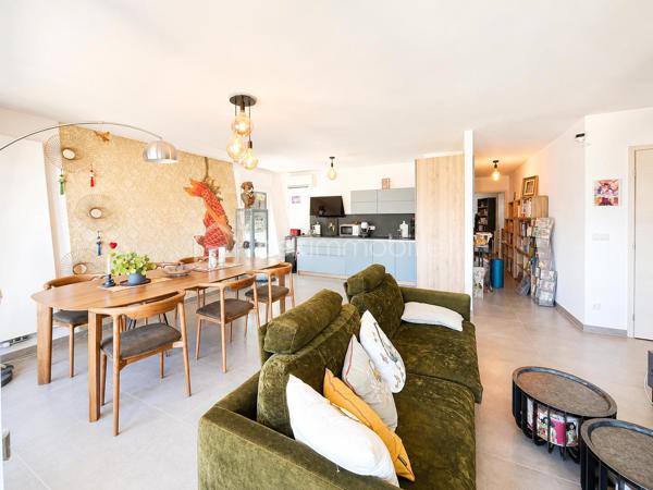 Rare à la vente – Une adresse privilégiée au cœur d’Annecy

Dans le très recherché secteur du Trésum, au sein d’une résidence récente et de prestige, découvrez ce magnifique appartement de 95 m² situé au 6ᵉ étage.

Résolument contemporain, cet appartement séduit par son élégance, sa luminosité et la qualité de ses prestations.

La pièce de vie s’ouvre sur une belle terrasse principale, offrant un panorama remarquable sur le lac et les reliefs environnants. Une seconde terrasse, coté Ouest vient compléter les espaces extérieurs.

L’espace nuit se compose de trois chambres et de deux salles de bains.

Pour parfaire ce bien rare, un double garage avec électricité est inclus au sein de la résidence.

Les atouts

• 95 m²
• 6ᵉ étage
• Résidence récente et prestigieuse
• Vue lac et montagnes
• 3 chambres
• 2 salles de bains
• Deux terrasses
• Prestations modernes et soignées
• Double garage

Un bien rare dans l’un des secteurs les plus recherchés d’Annecy, réunissant emplacement, vue, confort et prestations.

Une adresse privilégiée pour profiter pleinement du lac et de la qualité de vie annécienne.