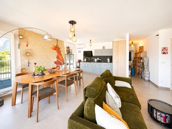 Rare à la vente – Une adresse privilégiée au cœur d’Annecy

Dans le très recherché secteur du Trésum, au sein d’une résidence récente et de prestige, découvrez ce magnifique appartement de 95 m² situé au 6ᵉ étage.

Résolument contemporain, cet appartement séduit par son élégance, sa luminosité et la qualité de ses prestations.

La pièce de vie s’ouvre sur une belle terrasse principale, offrant un panorama remarquable sur le lac et les reliefs environnants. Une seconde terrasse, coté Ouest vient compléter les espaces extérieurs.

L’espace nuit se compose de trois chambres et de deux salles de bains.

Pour parfaire ce bien rare, un double garage avec électricité est inclus au sein de la résidence.

Les atouts

• 95 m²
• 6ᵉ étage
• Résidence récente et prestigieuse
• Vue lac et montagnes
• 3 chambres
• 2 salles de bains
• Deux terrasses
• Prestations modernes et soignées
• Double garage

Un bien rare dans l’un des secteurs les plus recherchés d’Annecy, réunissant emplacement, vue, confort et prestations.

Une adresse privilégiée pour profiter pleinement du lac et de la qualité de vie annécienne.